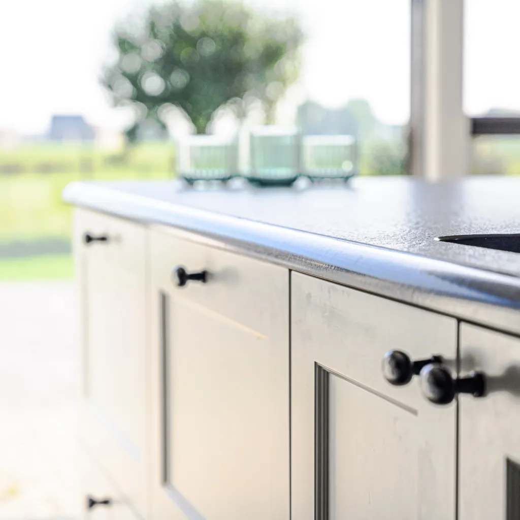 Project C uit diksmuide natuursteen in de keuken door Wackenier Natuursteenbewerker