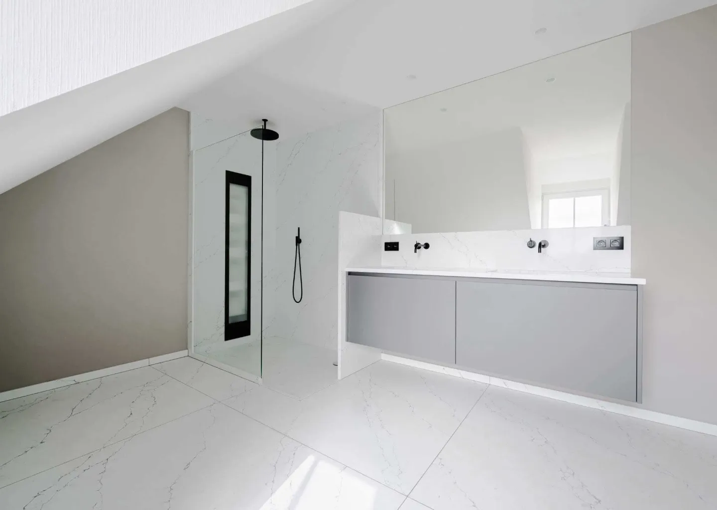 Combinatie van blauwe hardsteen met lichtgekleurde composiet voor badkamer wackenier natuursteen veurne