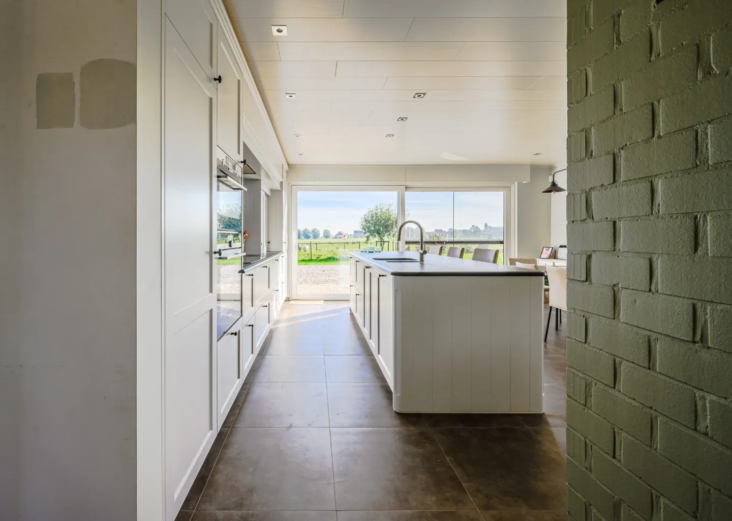 Project C uit diksmuide natuursteen in de keuken door Wackenier Natuursteenbewerker